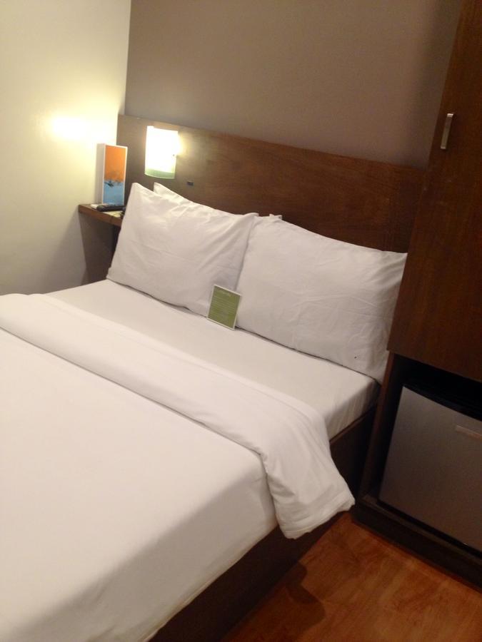 Hotel Durban Makati City Екстер'єр фото