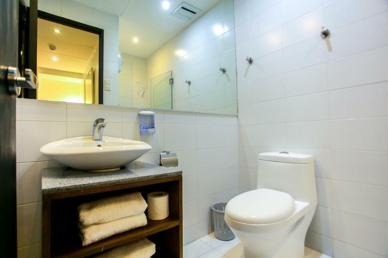 Hotel Durban Makati City Екстер'єр фото